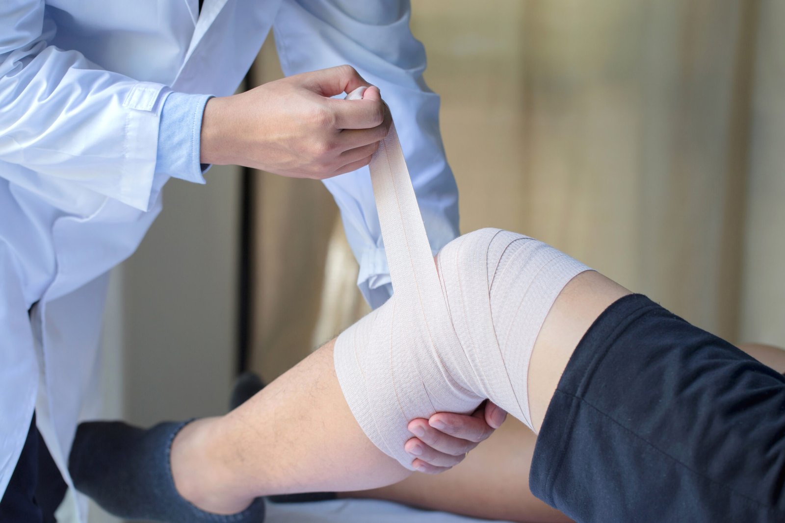 physical-hands-wrap-knee-patient