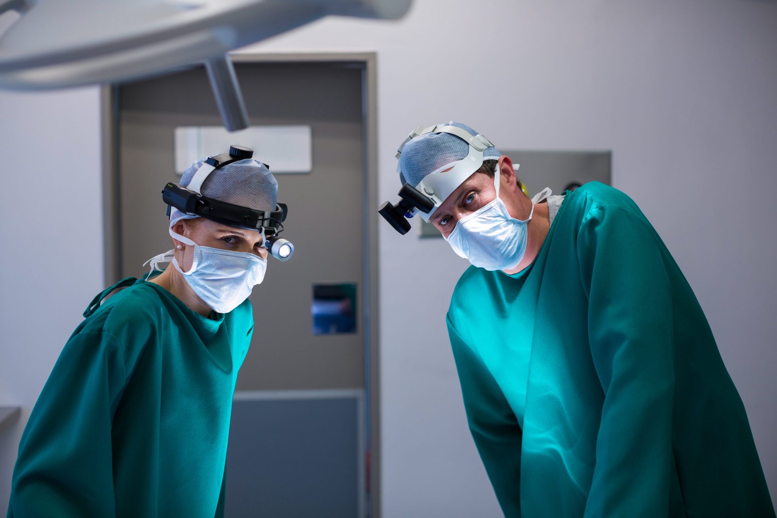 surgeons-wearing-surgical-loupes-while-performing-operation