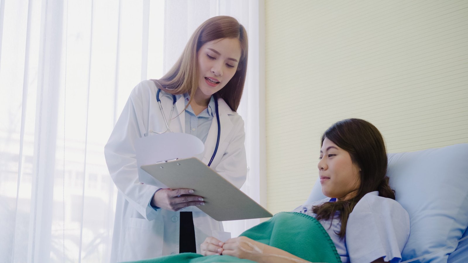 Medidash coordinator discussing treatment options with a patient