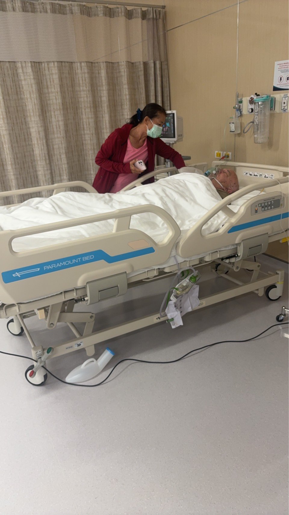 Steven Parker receiving general anaesthesia before his total knee replacement surgery in Bangkok