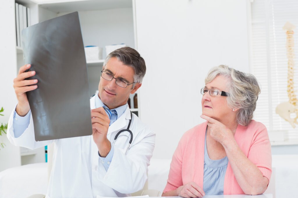 Preparing for Knee Replacement: A Pre-Surgery Checklist and Exercise Guide 7 doctor explaining x ray female patient