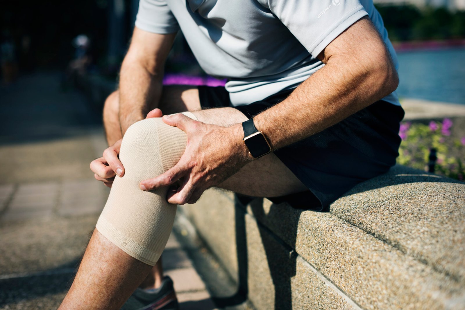 Top 5 Mistakes to Avoid After Knee Replacement Surgery 2 elderly man having knee injury scaled