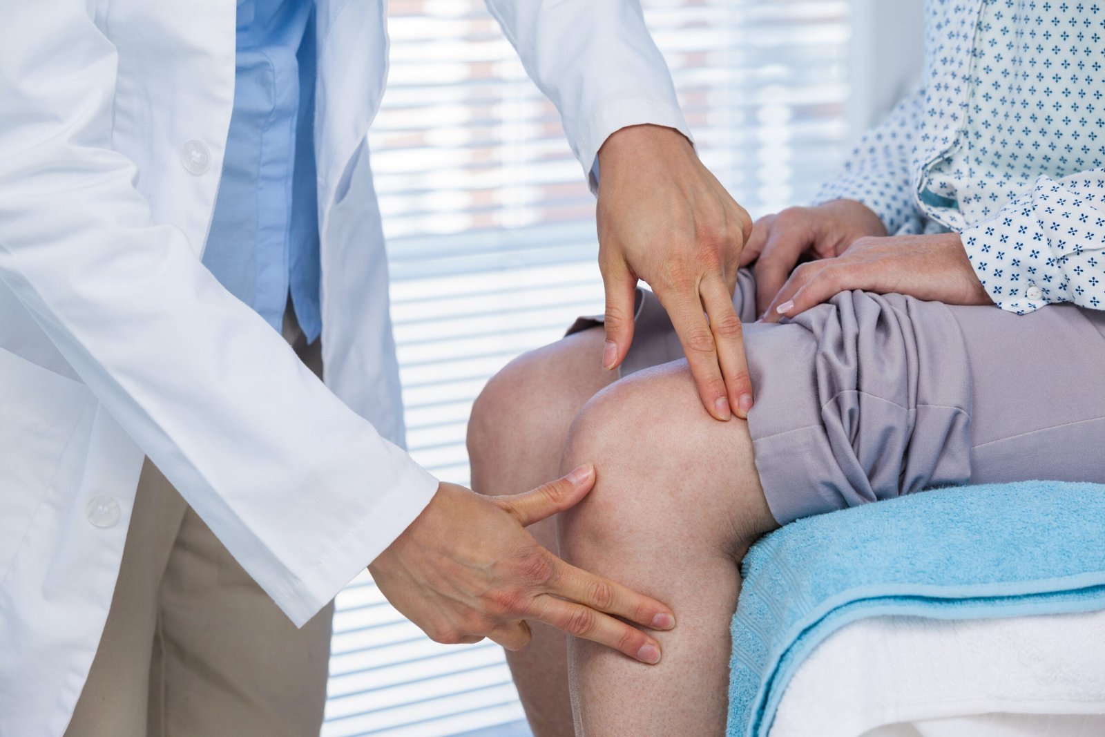 Pain After a Knee Replacement: What Is Normal and How Long It Lasts 2 doctor examining patient knee scaled