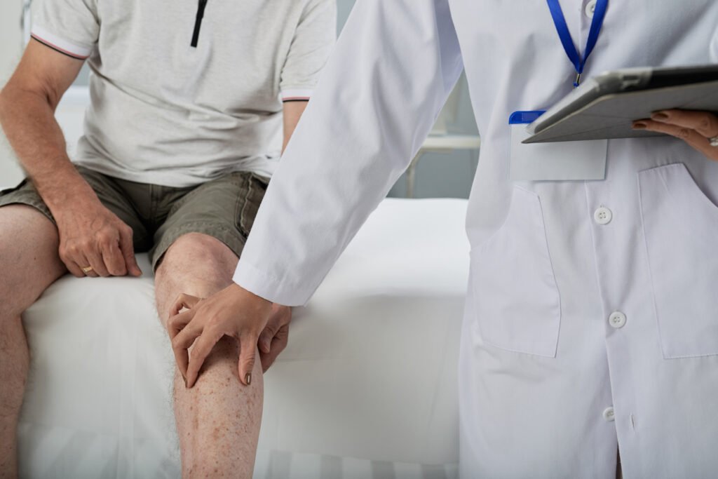 Pain After a Knee Replacement: What Is Normal and How Long It Lasts 4 examining patient