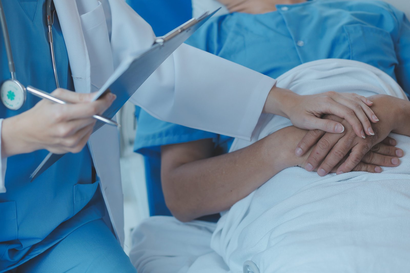 How to Sleep After a Knee Replacement 2 injured patient showing doctor broken wrist arm with bandage hospital office emergency room sprain stress fracture repetitive strain injury hand nurse helping customer first aid scaled