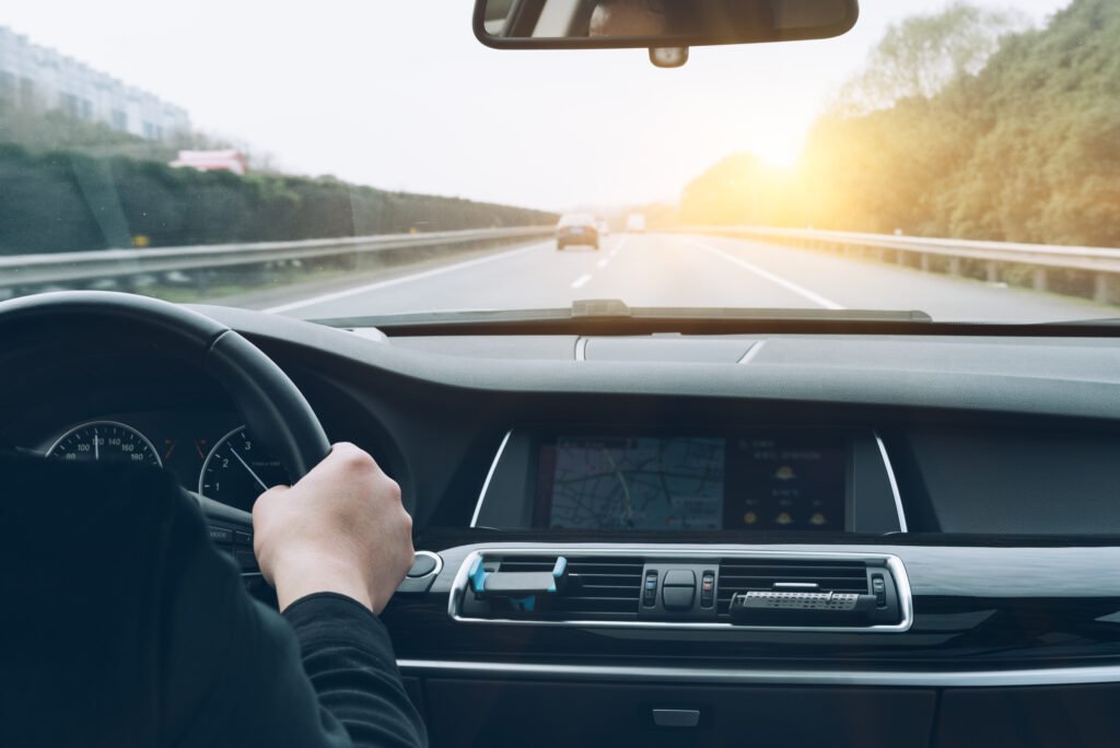 Driving After a Knee Replacement: When Can You Get Back Behind the Wheel? 1 man driving car from rear view