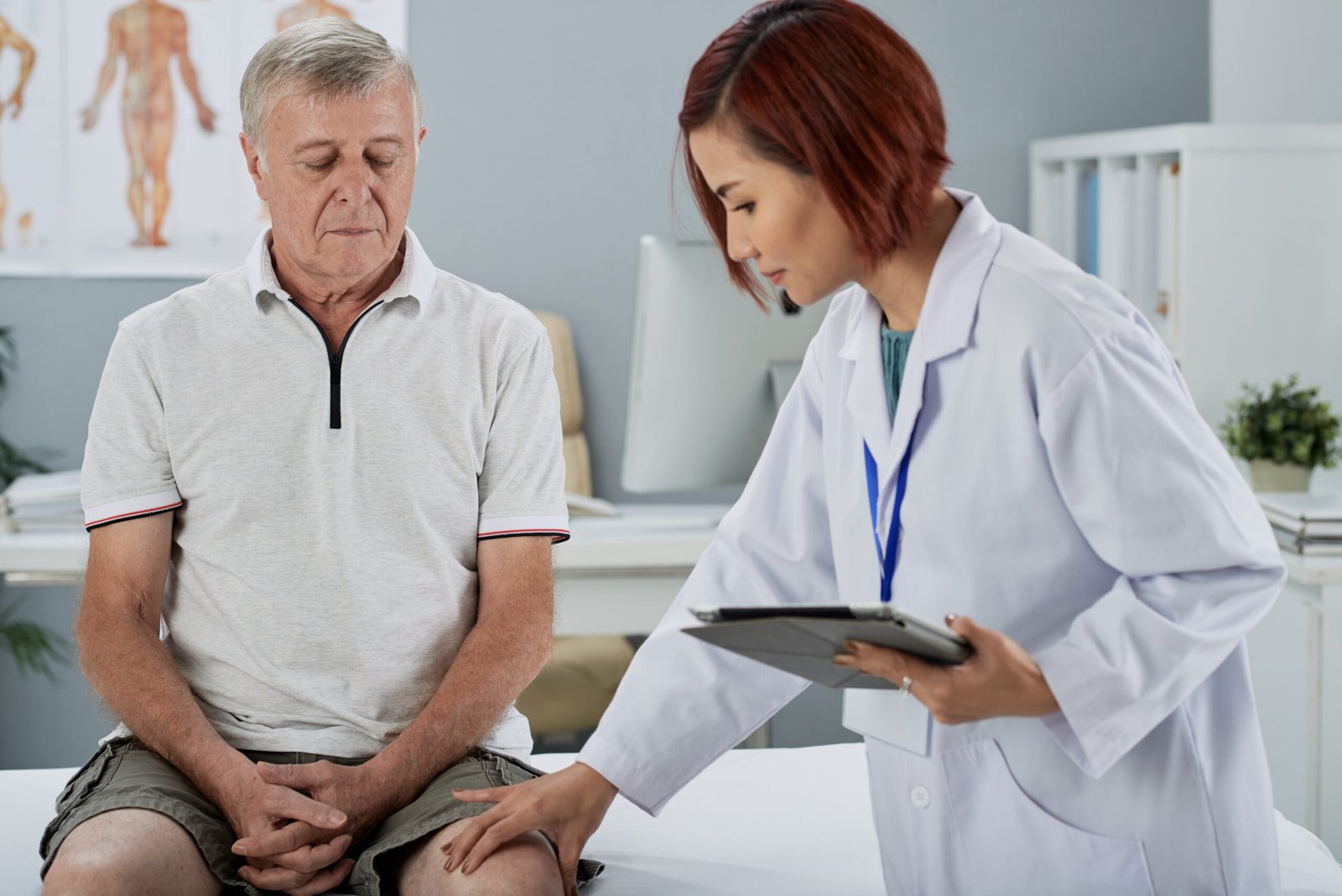 Running, Golf and Kneeling: What You Can Do After a Knee Replacement 1 physiotherapist checking knee patient scaled