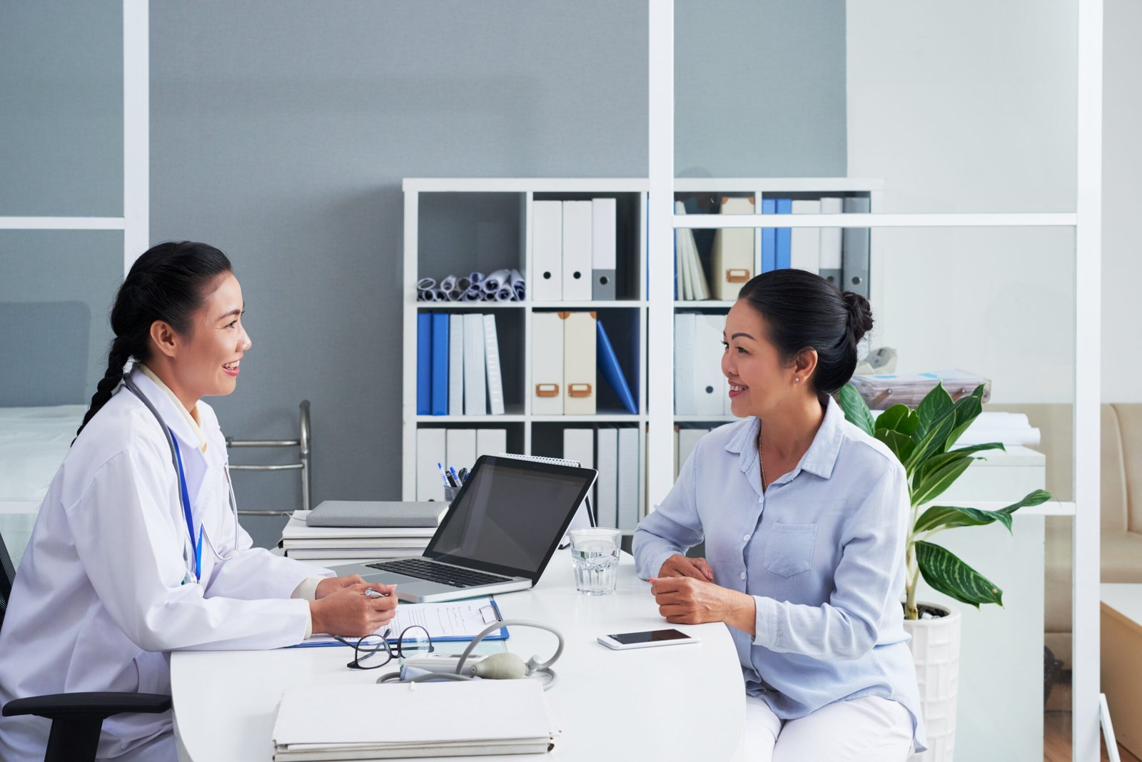 Is It Safe to Get a Knee Replacement in Thailand? Risks, Standards and How to Reduce Them 1 asian-female-physician-consulting-woman-office