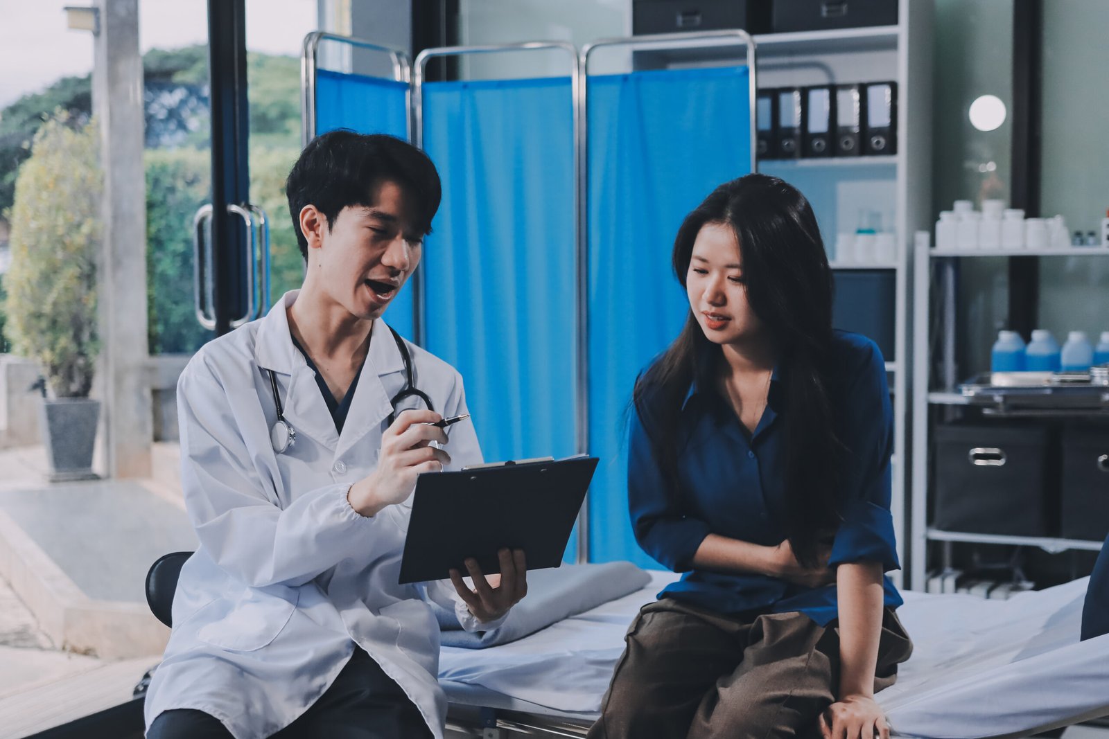 Knee Replacement Without Private Health Insurance in Australia: Your Options and What Each Costs 1 doctor-consulting-senior-old-patient-filling-form-consultation-professional-physician-wearing-white-coat-talking-mature-woman-signing-medical-paper-appointment-visit-clinic