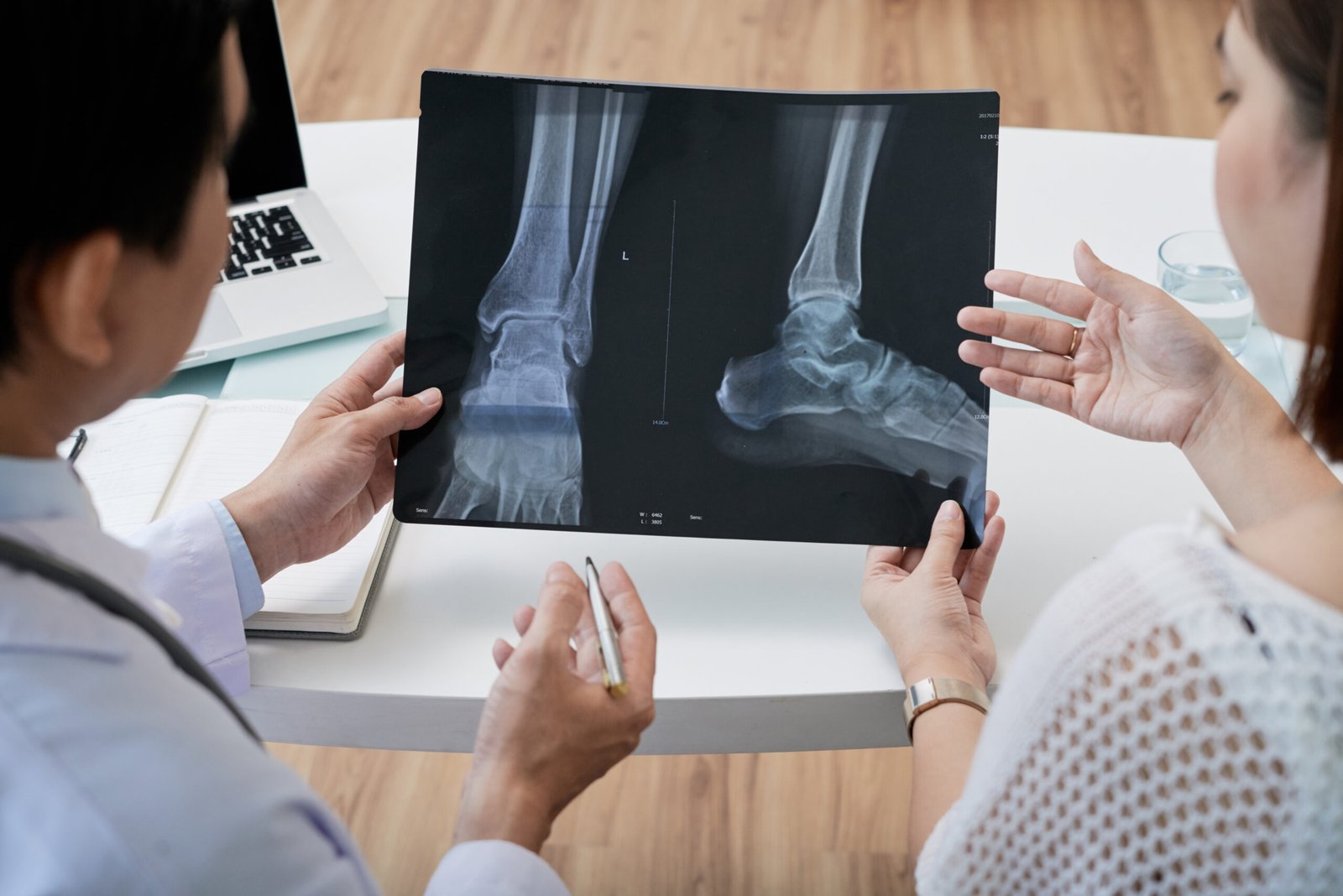 Knee Replacement Implant Brands and Types: What's Used, What It Costs and Does It Matter? 1 male-surgeon-having-appointment