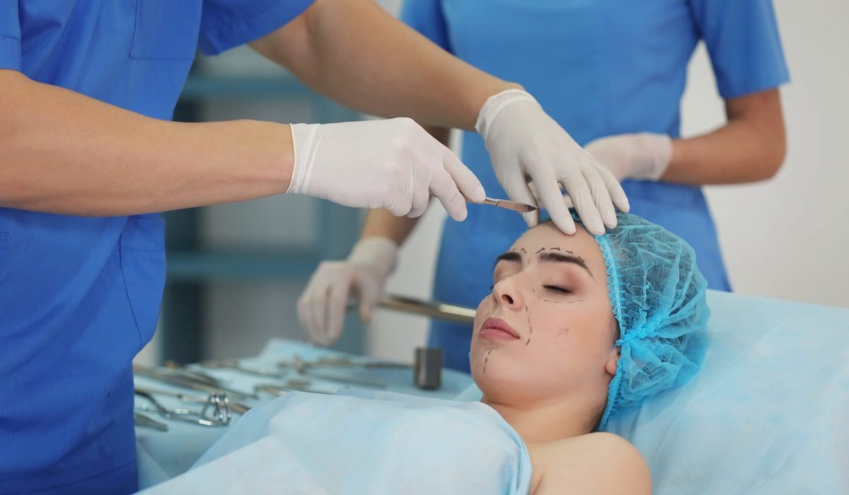 Thailand-plastic-surgeon-operating-patient-clinic