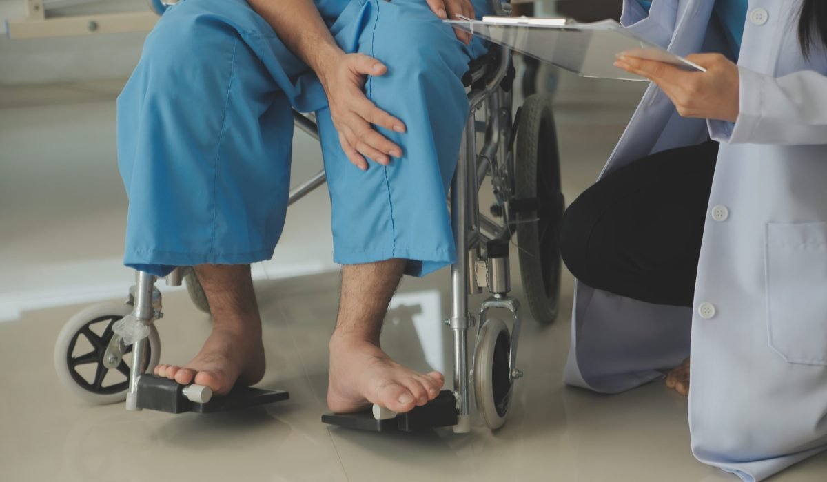 young-asian-physical-therapist-working-with-senior-woman-walking-with-walker